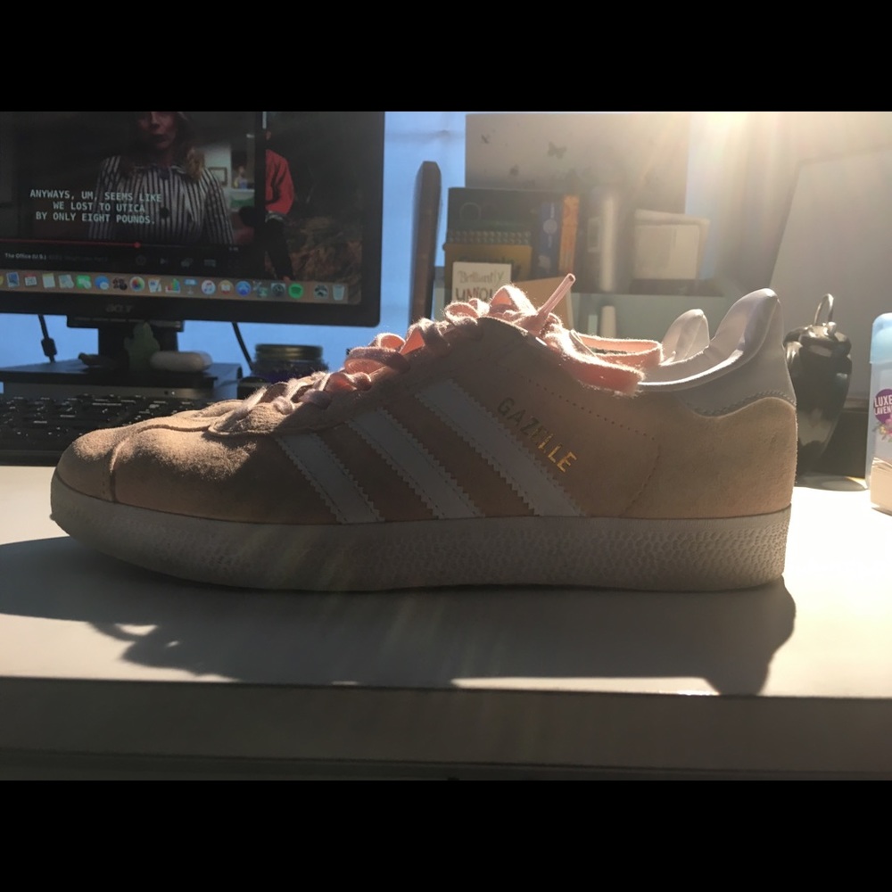 PRICE FLEXIBLE pink suede adidas gazelles